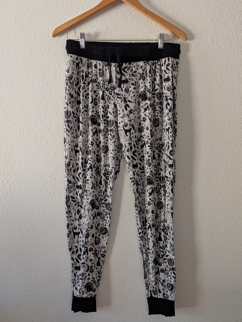 The Sleepy Sloth Women's Bamboo Pajama Pants Halloween Black Cat Pumpkin Size M